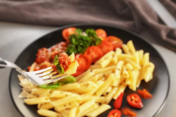 Comida de pasta sabrosa con salsa boloñesa, primer plano — Foto de Stock