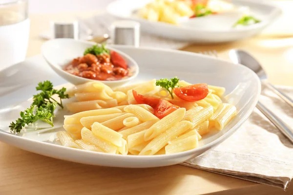 Placa de deliciosa pasta y salsa boloñesa en la mesa, primer plano — Foto de Stock