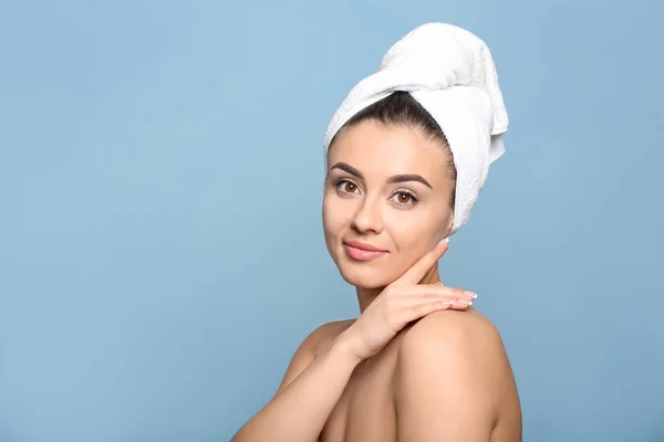 Beautiful young woman with silky skin after spa treatment on color background — Stock Photo, Image