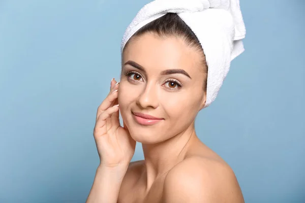 Beautiful young woman with silky skin after spa treatment on color background — Stock Photo, Image