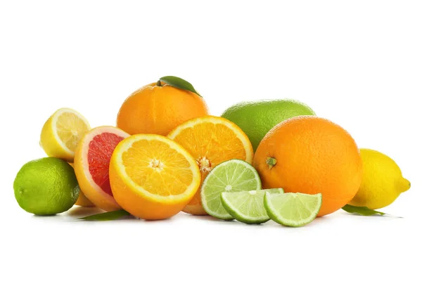 白色背景的美味柑橘类水果 — 图库照片