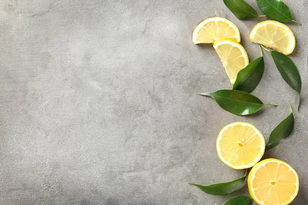灰色の背景上の熟したレモン。新鮮な柑橘系の果物 — ストック写真