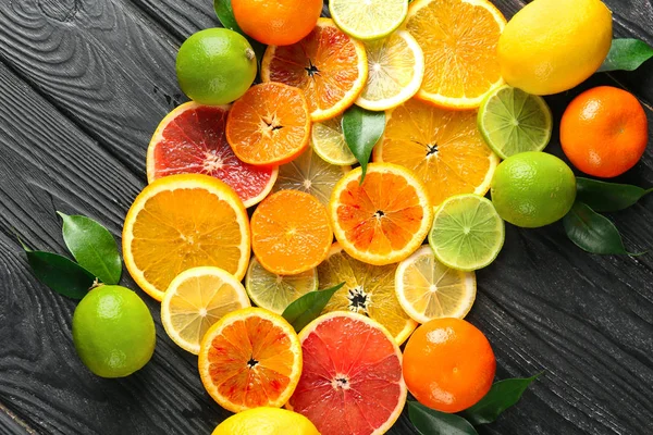 木製の背景に柑橘系の果物をスライス — ストック写真