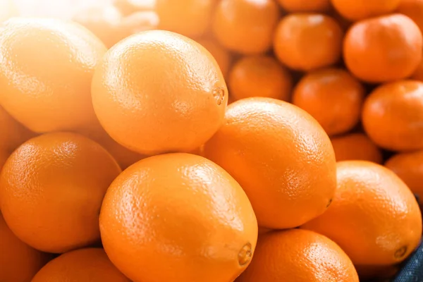 Много спелых апельсинов, крупным планом. Свежие цитрусовые — стоковое фото