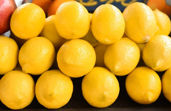 Много лимонов, крупным планом. Зрелые цитрусовые — стоковое фото