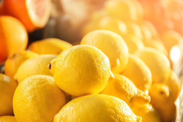 Много зрелых лимонов, крупным планом. Свежие цитрусовые — стоковое фото