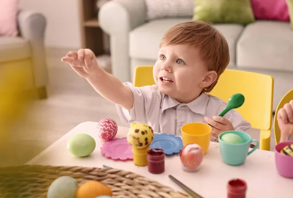 Küçük yakışıklı Tablo easter yumurta boyama — Stok fotoğraf
