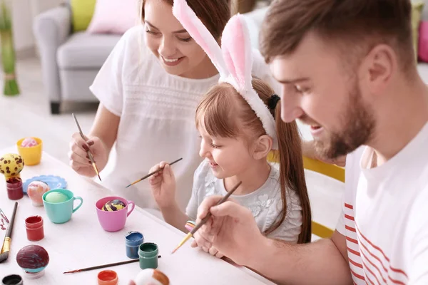 Aile tablo Easter eggs masada birlikte — Stok fotoğraf