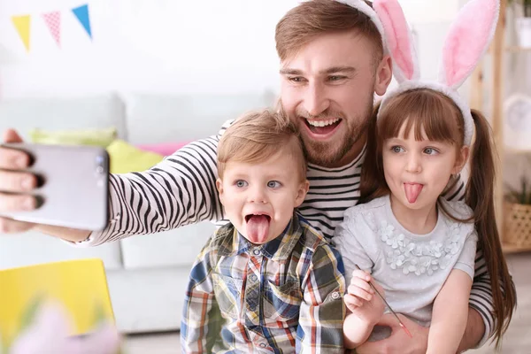 Otec pořizování selfie se svými dětmi o Velikonocích — Stock fotografie