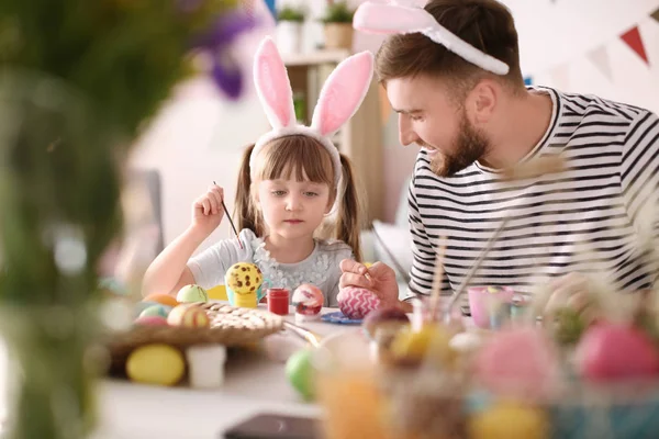 Babası kızı masada ile Paskalya yumurta boyama — Stok fotoğraf