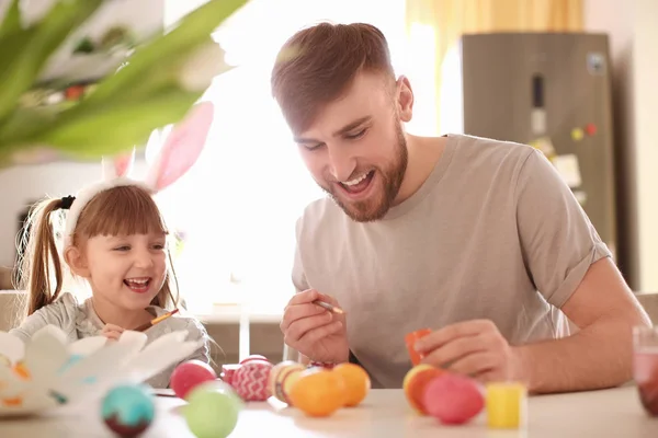 Babası kızı masada ile Paskalya yumurta boyama — Stok fotoğraf