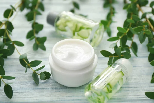 Cosmetics med växtbaserade extrakt på vit trä bakgrund — Stockfoto