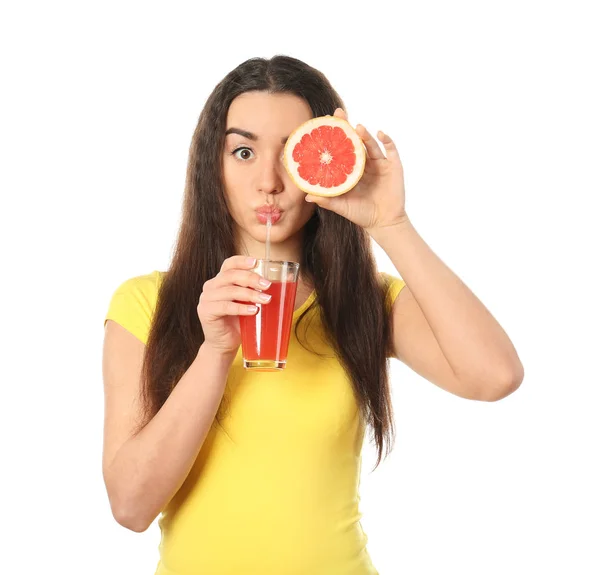 Hermosa joven con vaso de jugo de cítricos y fruta sobre fondo blanco — Foto de Stock