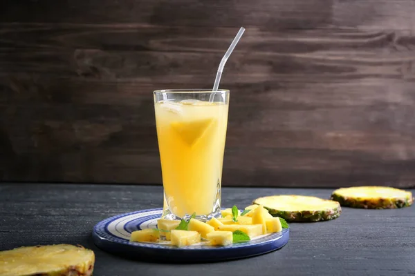 Glas lekkere verse ananassap op houten tafel — Stockfoto