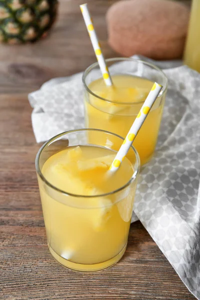 Lekkere verse ananassap op houten tafel glazen — Stockfoto