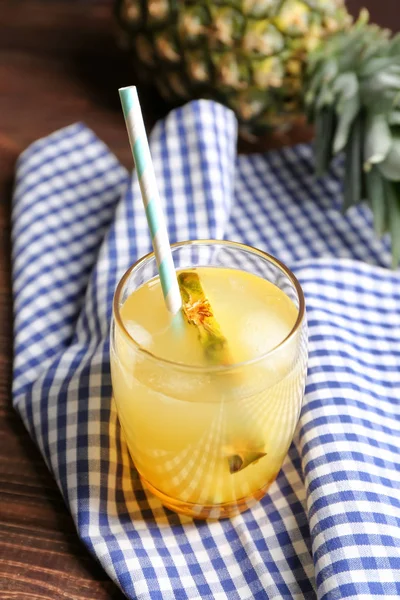 Copo de suco de abacaxi fresco saboroso na mesa — Fotografia de Stock