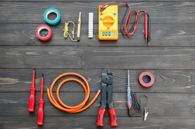 Ahşap arka plan üzerinde elektrik araçları ile düz yatıyordu kompozisyon