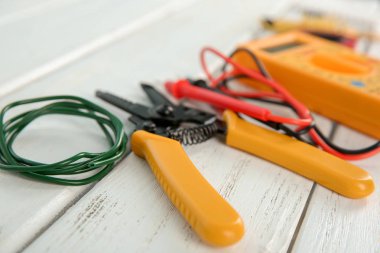 Striptizci ve ahşap masa, closeup tel tel. Elektrik araçları