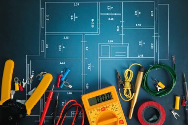 Ev planı üzerinde elektrik araçları ile düz yatıyordu kompozisyon