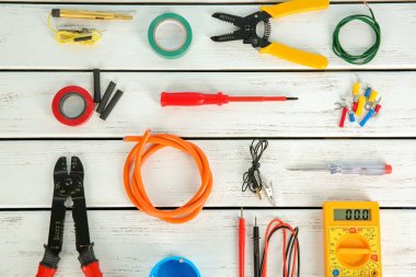 Ahşap arka plan üzerinde elektrik araçları ile düz yatıyordu kompozisyon