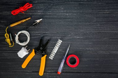Ahşap arka plan üzerinde elektrik araçları ile düz yatıyordu kompozisyon