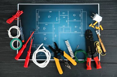 Elektrikli Araçlar ve ev planı ahşap arka plan üzerinde düz yatıyordu kompozisyonu