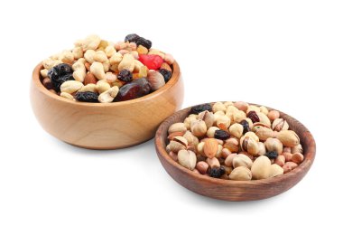 Sofra ile farklı fındık, Kuru Meyve ve çilek beyaz arka plan üzerinde