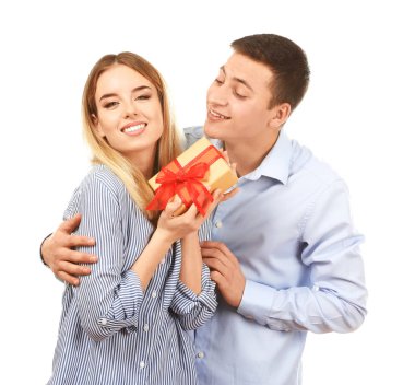 Beyaz arka plan üzerinde hediye kutusu ile mutlu genç Çift