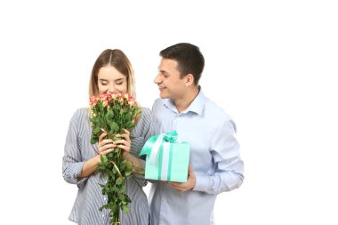 Hediye ve çiçek beyaz arka plan üzerinde ile mutlu genç Çift