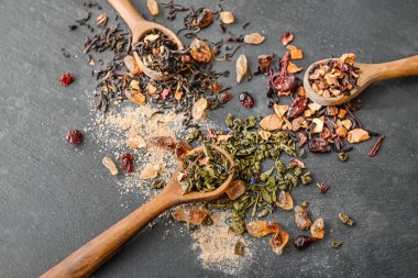 Kuru çay yaprakları ve kaşık kayrak plaka üzerinde farklı ile kompozisyon