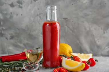 Domates Sos, sebze ve condiments masada ile şişe