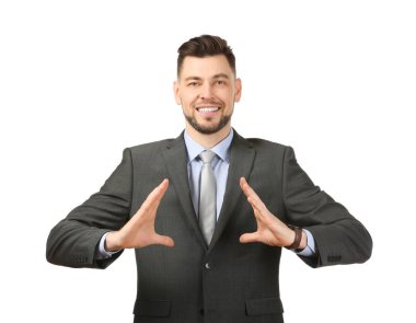 Bir şey beyaz arka plan üzerinde tutan genç işadamı