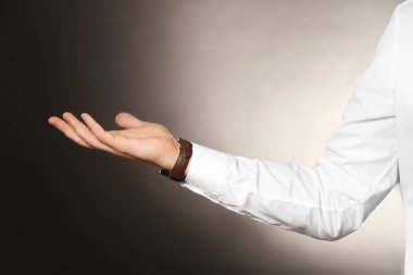 Bir şey renk arka plan üzerinde tutan genç işadamı