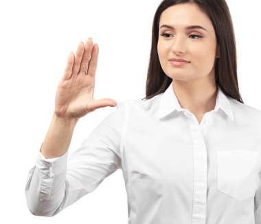 Beyaz arka planda sanal ekran kullanan genç iş kadını