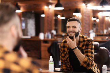 Berber Dükkanı olarak trendy saç modeli ile yakışıklı adam