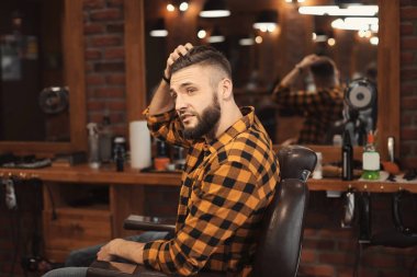 Berber Dükkanı olarak trendy saç modeli ile yakışıklı adam
