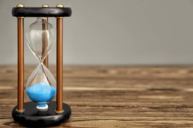 Ahşap masa üzerinde kum saati. Zaman yönetimi kavramı