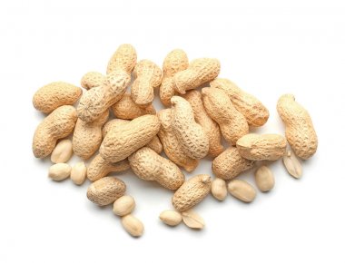 Beyaz zemin üzerine lezzetli fıstık