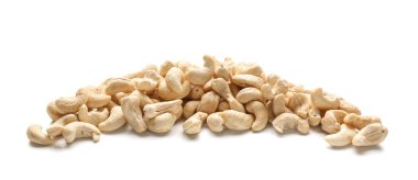 beyaz zemin üzerine lezzetli kaju fıstığı
