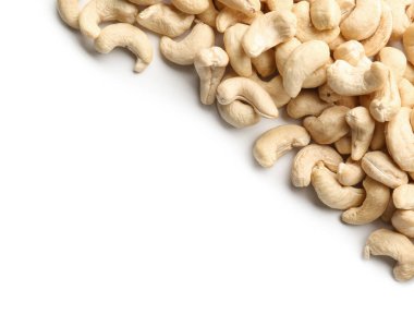 beyaz zemin üzerine lezzetli kaju fıstığı