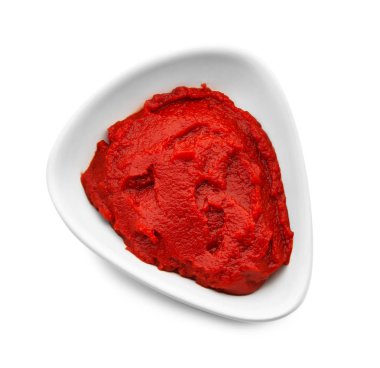 Beyaz zemin üzerine kırmızı sos ile kase