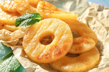 Izgara ananas dilimleri, portre