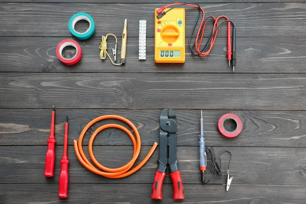 Ahşap arka plan üzerinde elektrik araçları ile düz yatıyordu kompozisyon