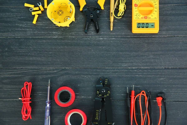 Ahşap arka plan üzerinde elektrik araçları ile düz yatıyordu kompozisyon