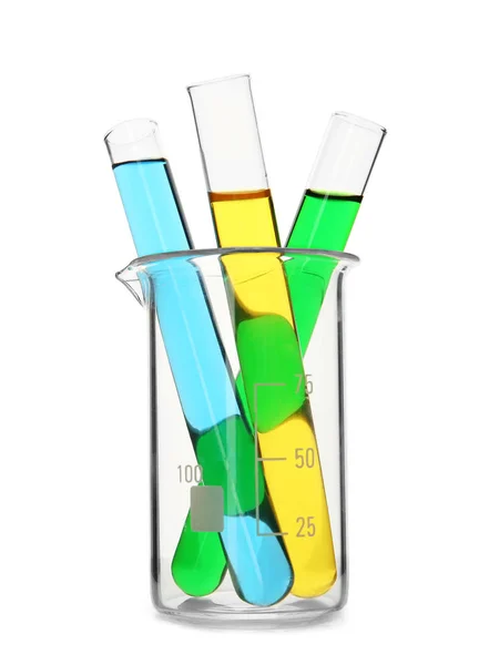 Δοκιμαστικοί σωλήνες με πολύχρωμα υγρά σε ποτήρι ζέσεως σε λευκό φόντο — Φωτογραφία Αρχείου