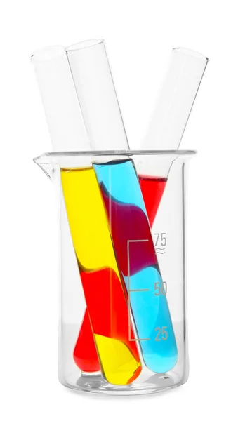 Tubos de ensayo con líquidos de colores en vaso de precipitados sobre fondo blanco —  Fotos de Stock