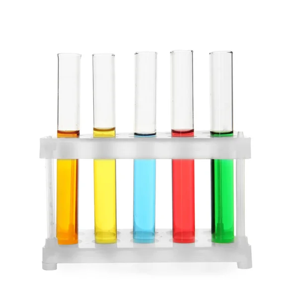Test tüpleri ile tutucu beyaz arka plan üzerinde renkli sıvı — Stok fotoğraf