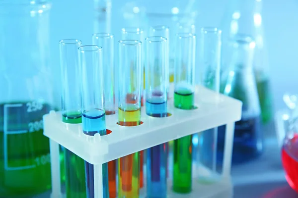 Tubos de ensaio com líquidos coloridos em suporte, close-up — Fotografia de Stock