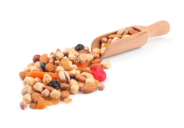 Schaufel, verschiedene Nüsse, Trockenfrüchte und Beeren auf weißem Hintergrund — Stockfoto