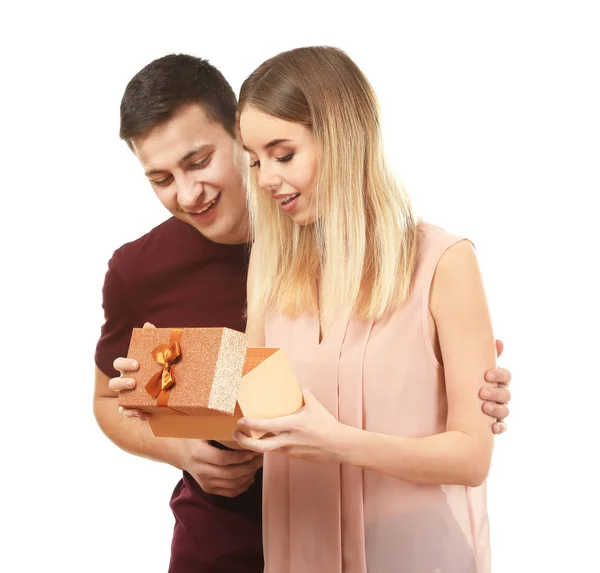 Jovem mulher abrindo caixa de presente de seu namorado no fundo branco — Fotografia de Stock